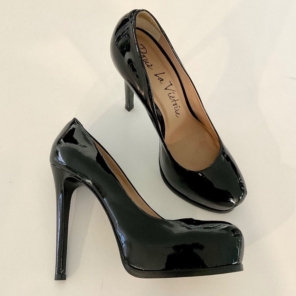 POUR LA VICTOIRE Irina Platform Stiletto Pump Black Patent  Size 7.5